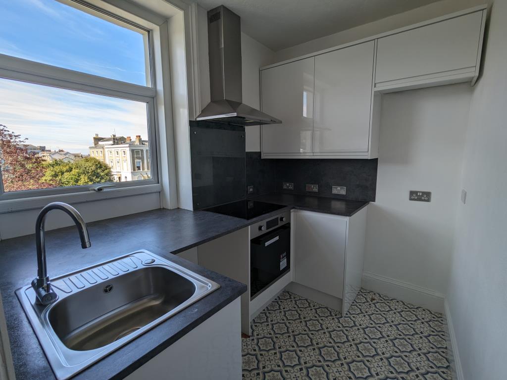 Lot: 145 - IMPOSING FREEHOLD BLOCK OF SEVEN APARTMENTS FOR INVESTMENT - Modern fitted kitchen